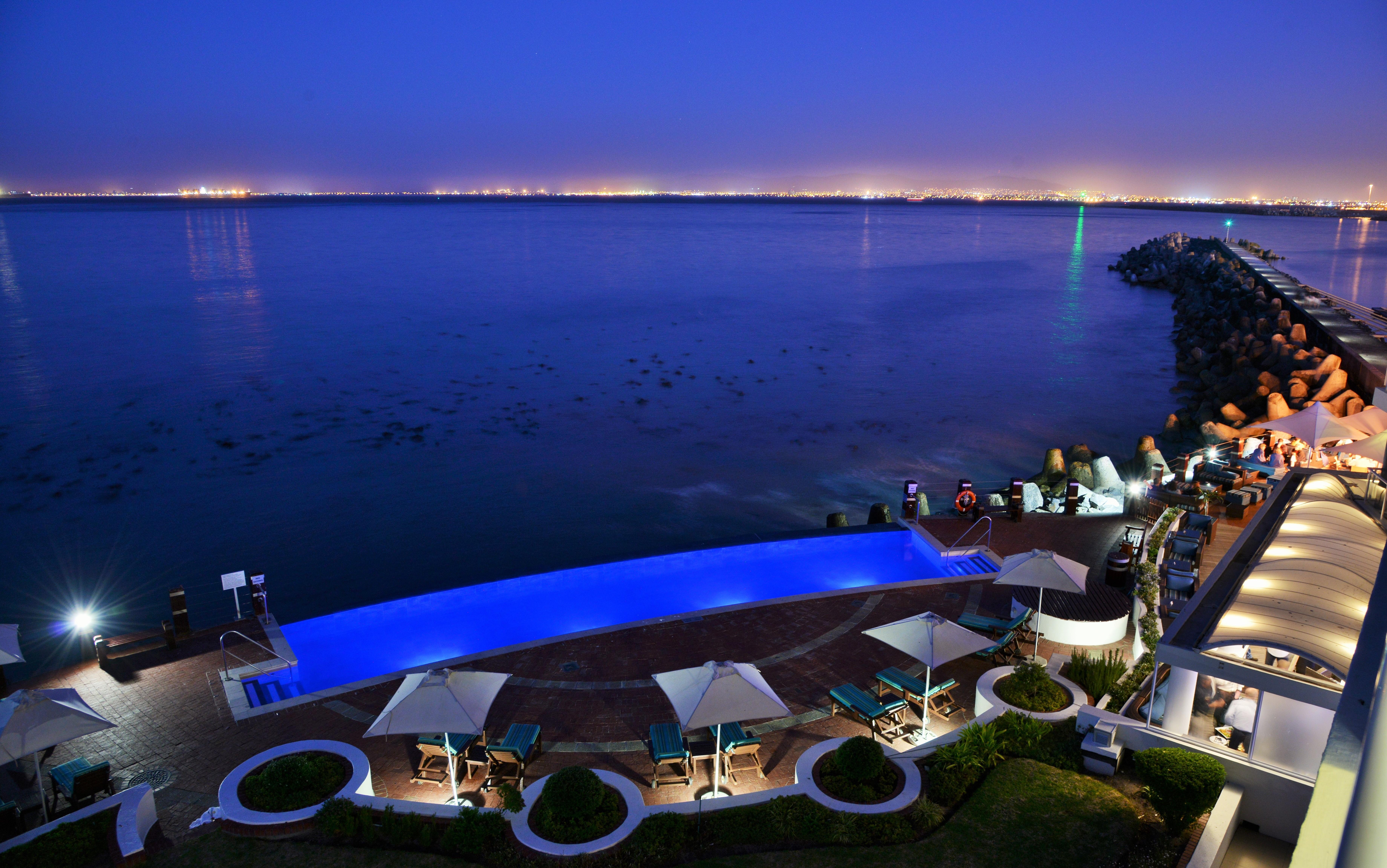 Radisson Collection Hotel, Waterfront 케이프타운 외부 사진 View of the Gulf of Aqaba from the Hilton Hotel