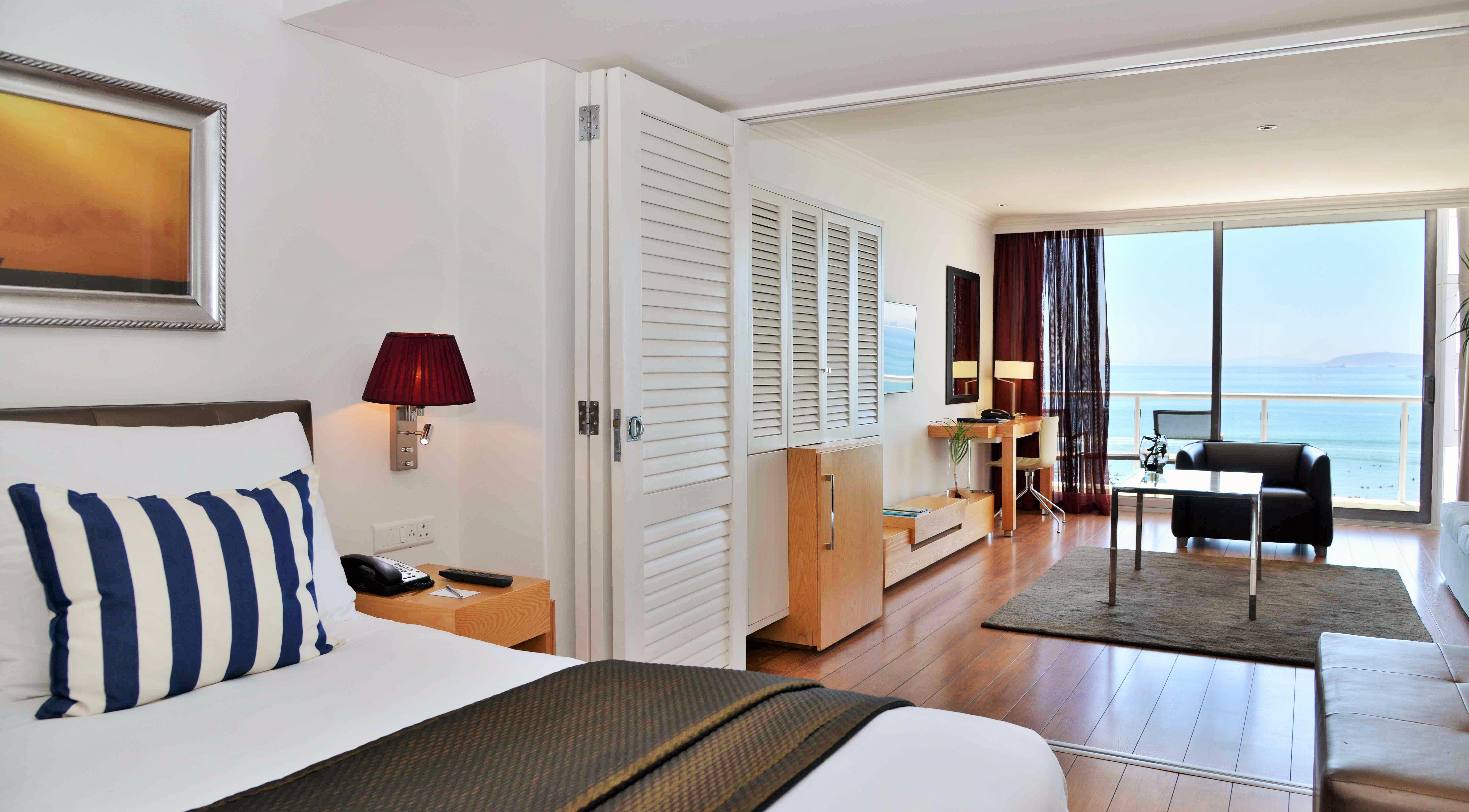 Radisson Collection Hotel, Waterfront 케이프타운 외부 사진 A room at the hotel
