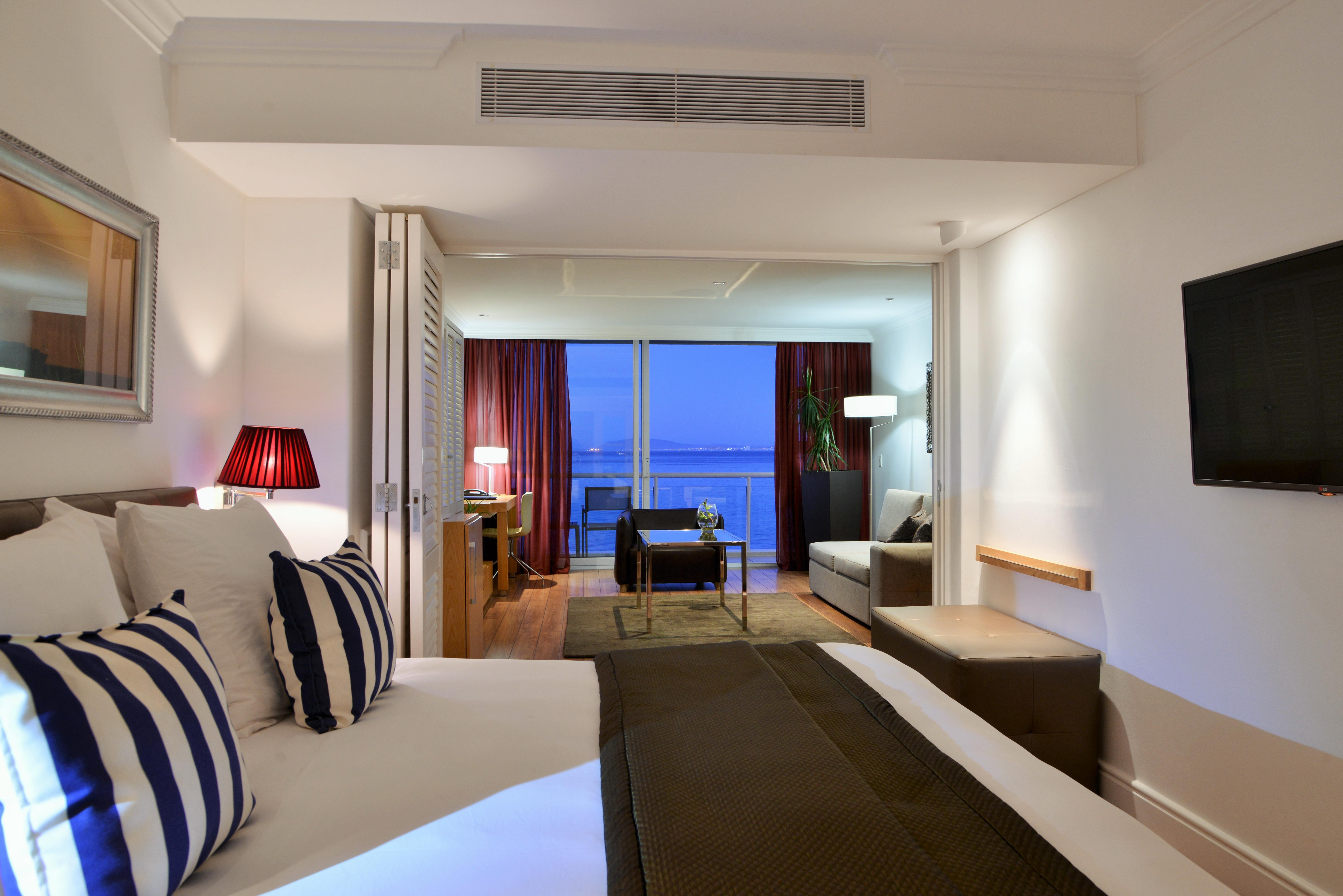 Radisson Collection Hotel, Waterfront 케이프타운 외부 사진 A room at the hotel