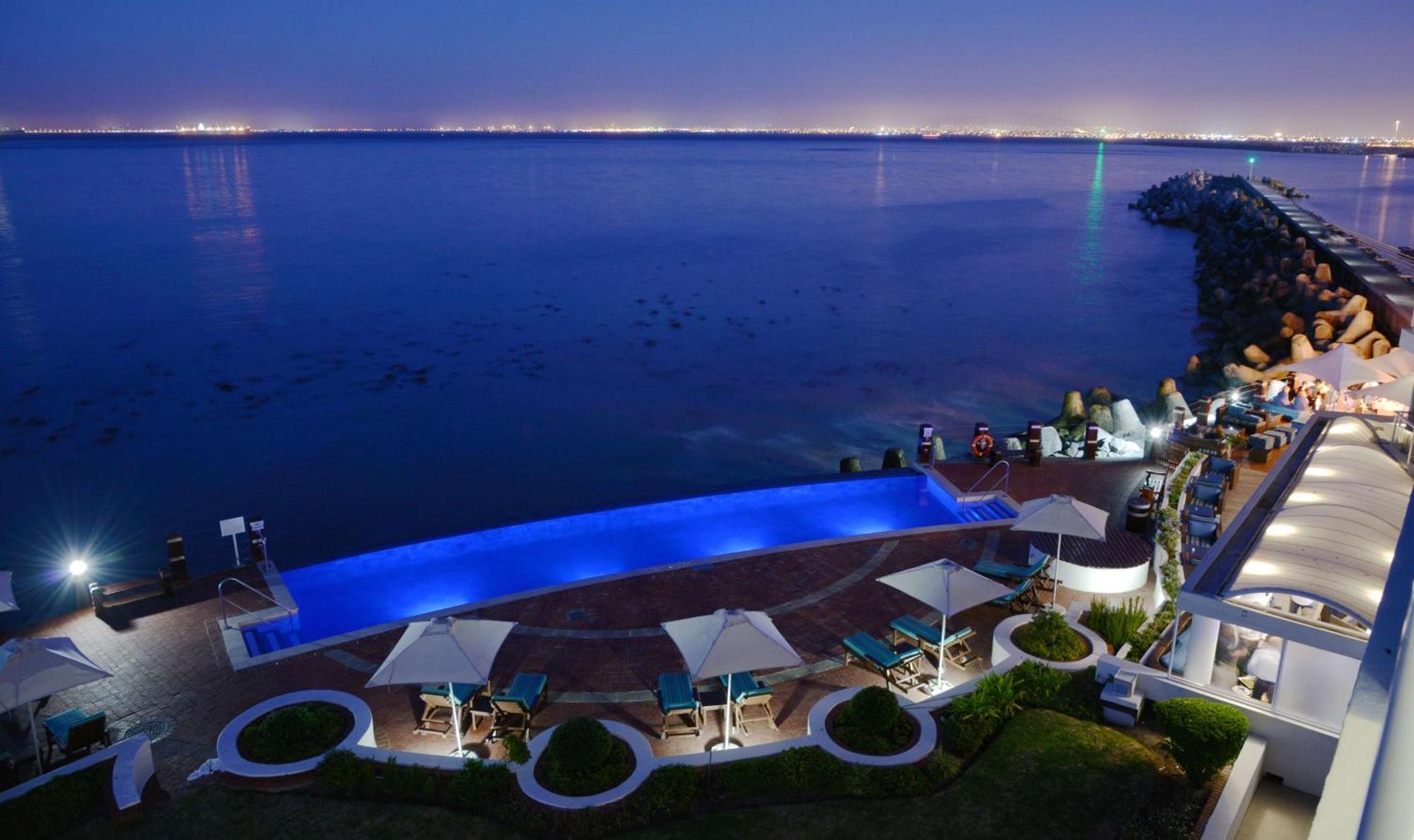 Radisson Collection Hotel, Waterfront 케이프타운 외부 사진 View of the pool at the hotel