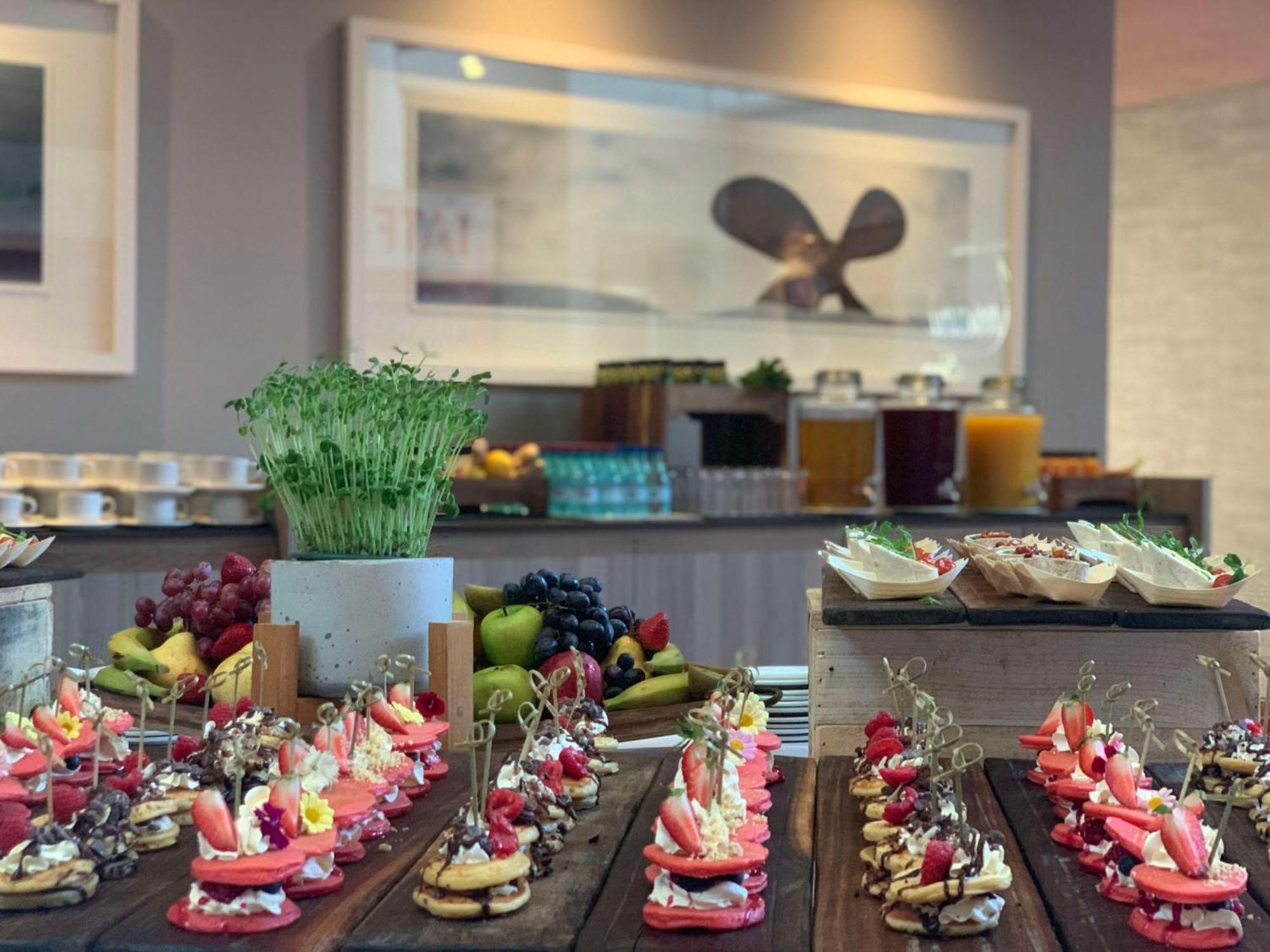 Radisson Collection Hotel, Waterfront 케이프타운 외부 사진 A buffet at a hotel