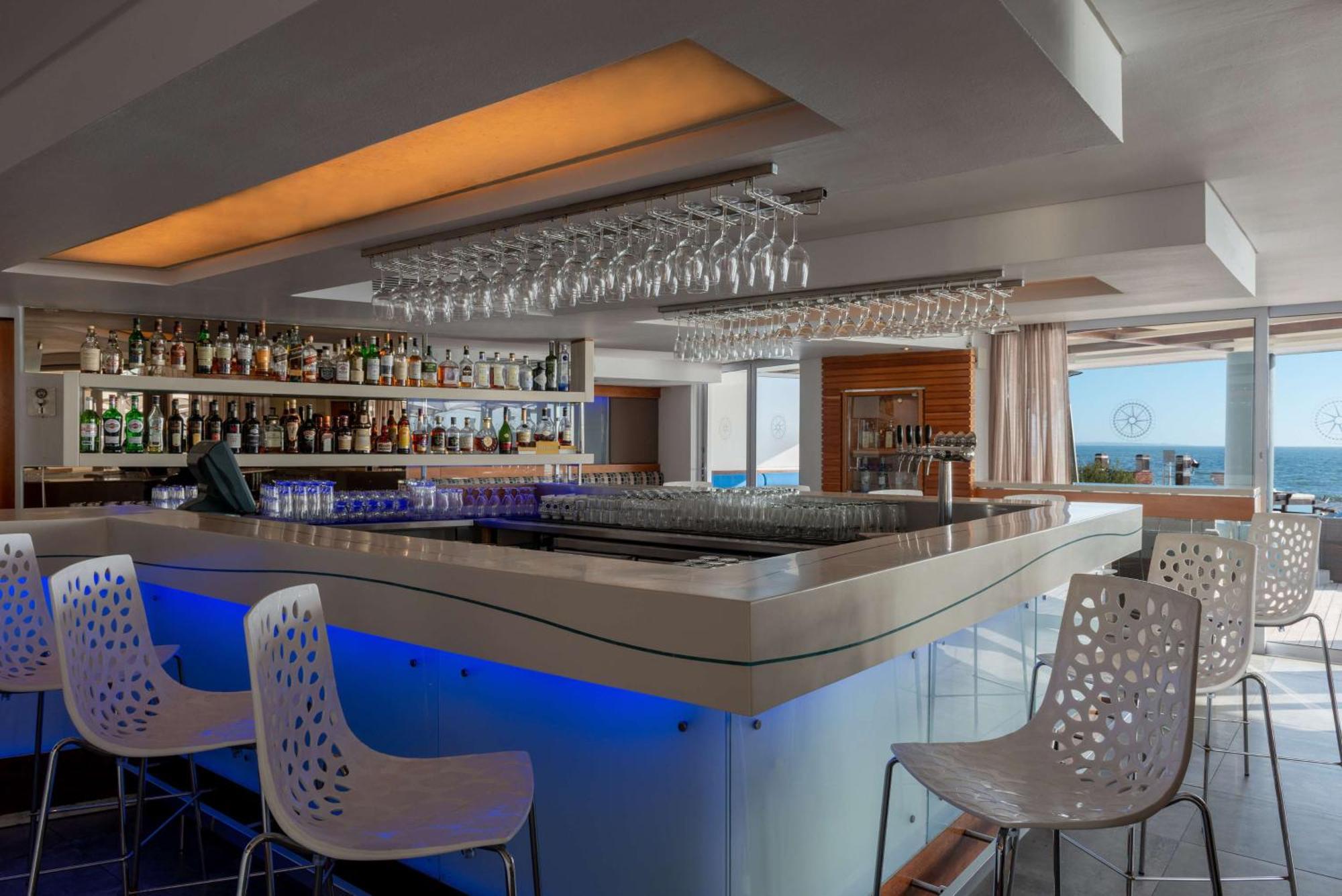 Radisson Collection Hotel, Waterfront 케이프타운 외부 사진 The bar at the Sky Bar
