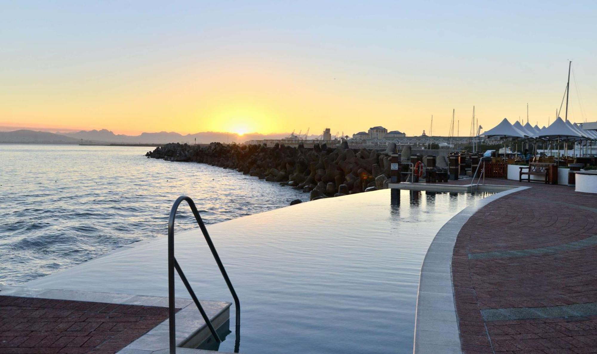 Radisson Collection Hotel, Waterfront 케이프타운 외부 사진 Sunset at the Cape Town International Convention Centre