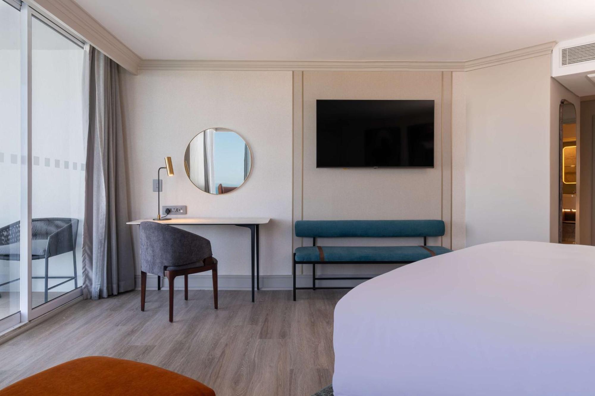 Radisson Collection Hotel, Waterfront 케이프타운 외부 사진 A room at the hotel