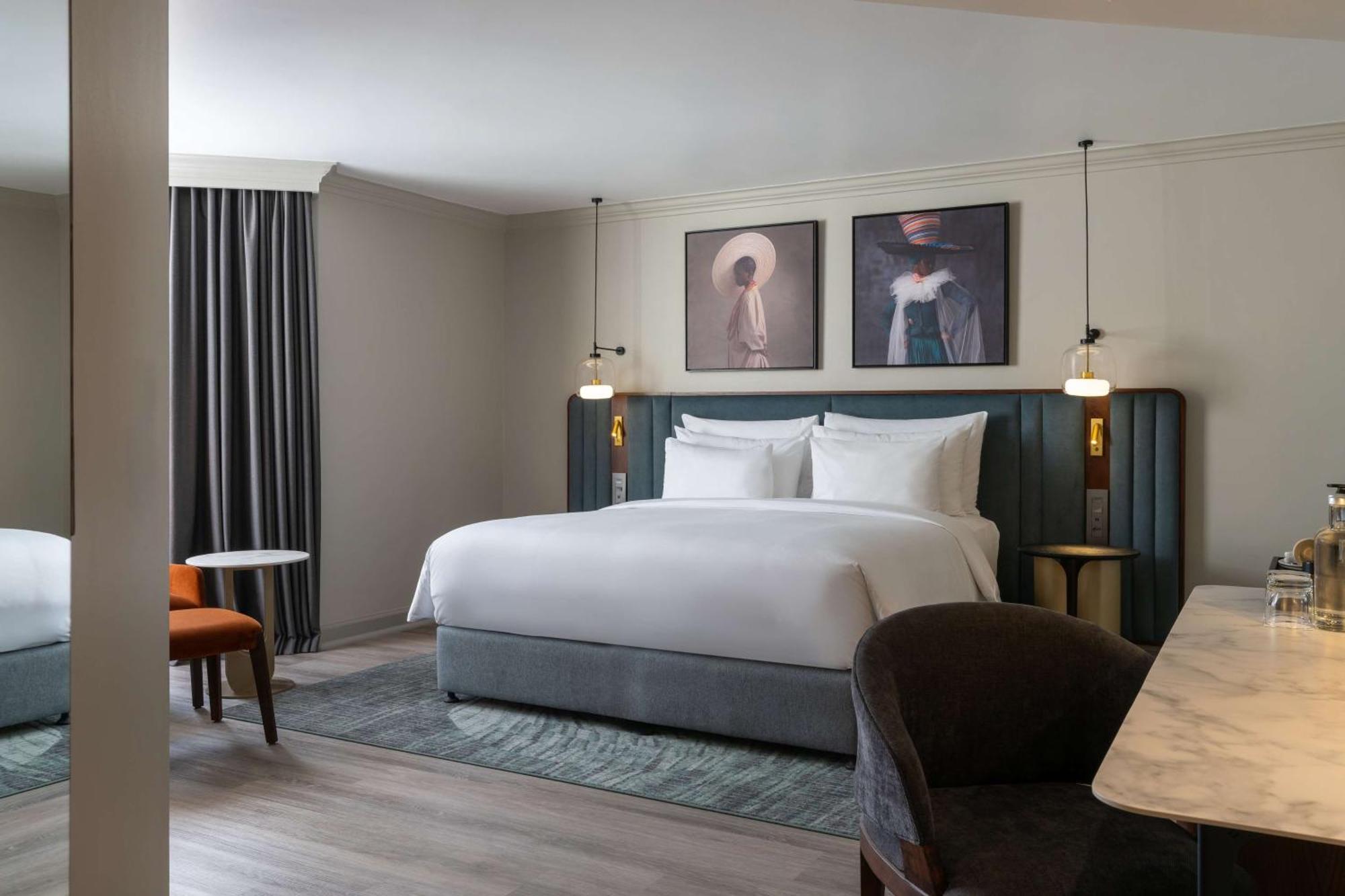 Radisson Collection Hotel, Waterfront 케이프타운 외부 사진 A bedroom at the hotel