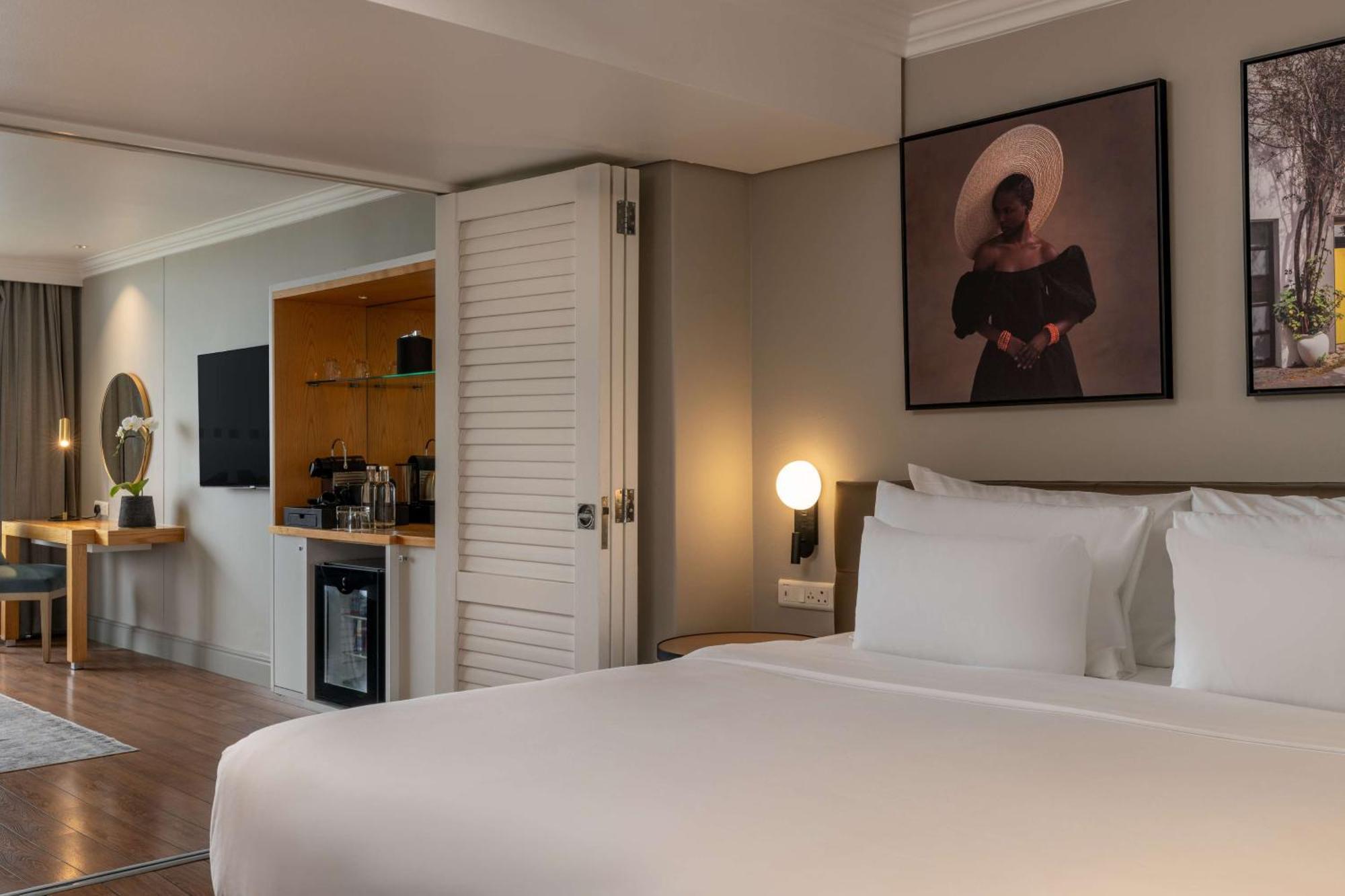 Radisson Collection Hotel, Waterfront 케이프타운 외부 사진 A room at the hotel