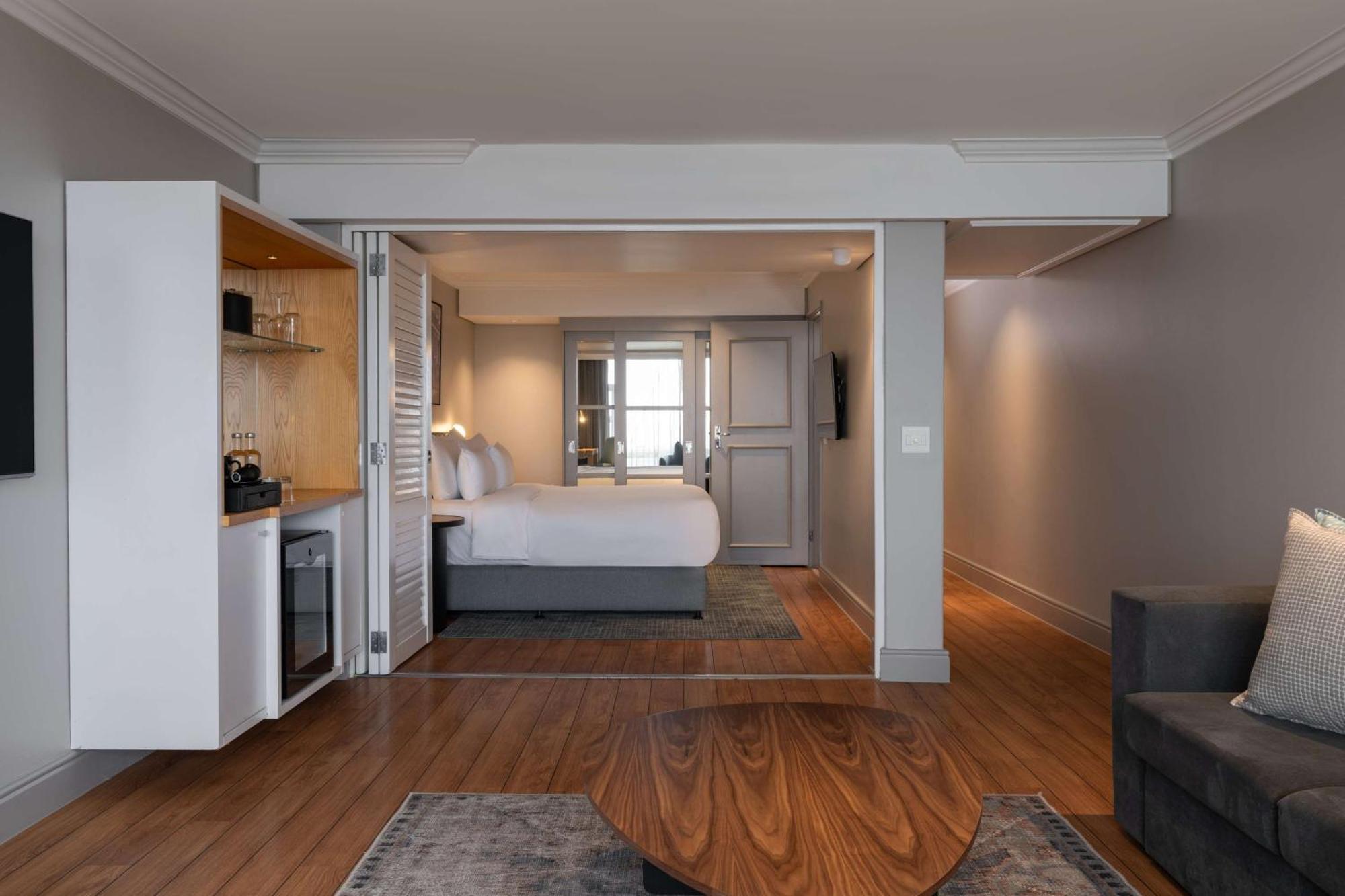 Radisson Collection Hotel, Waterfront 케이프타운 외부 사진 A suite at the Cape Town Protea Hotel
