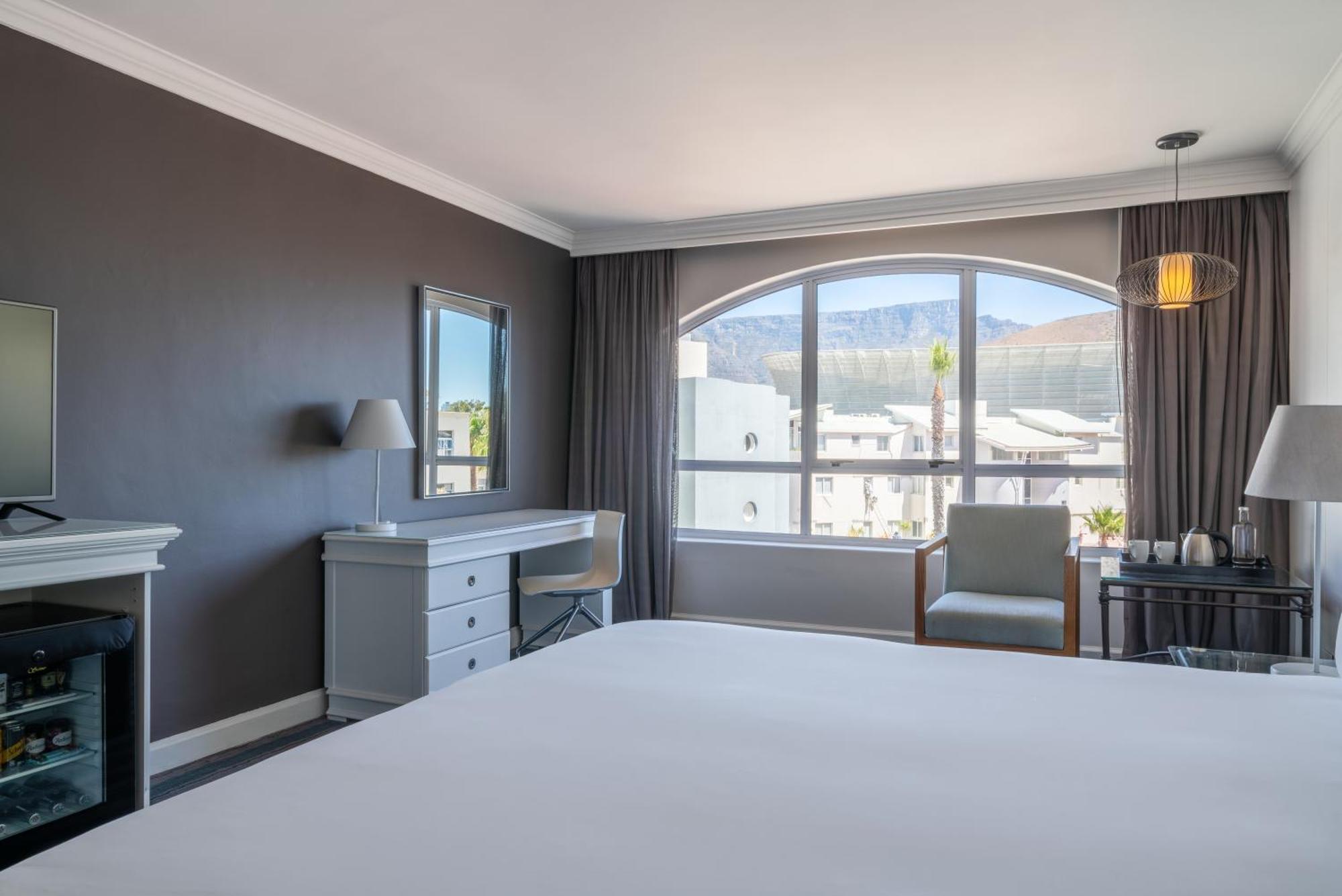 Radisson Collection Hotel, Waterfront 케이프타운 외부 사진 A bedroom at the Cape Town International Convention Centre